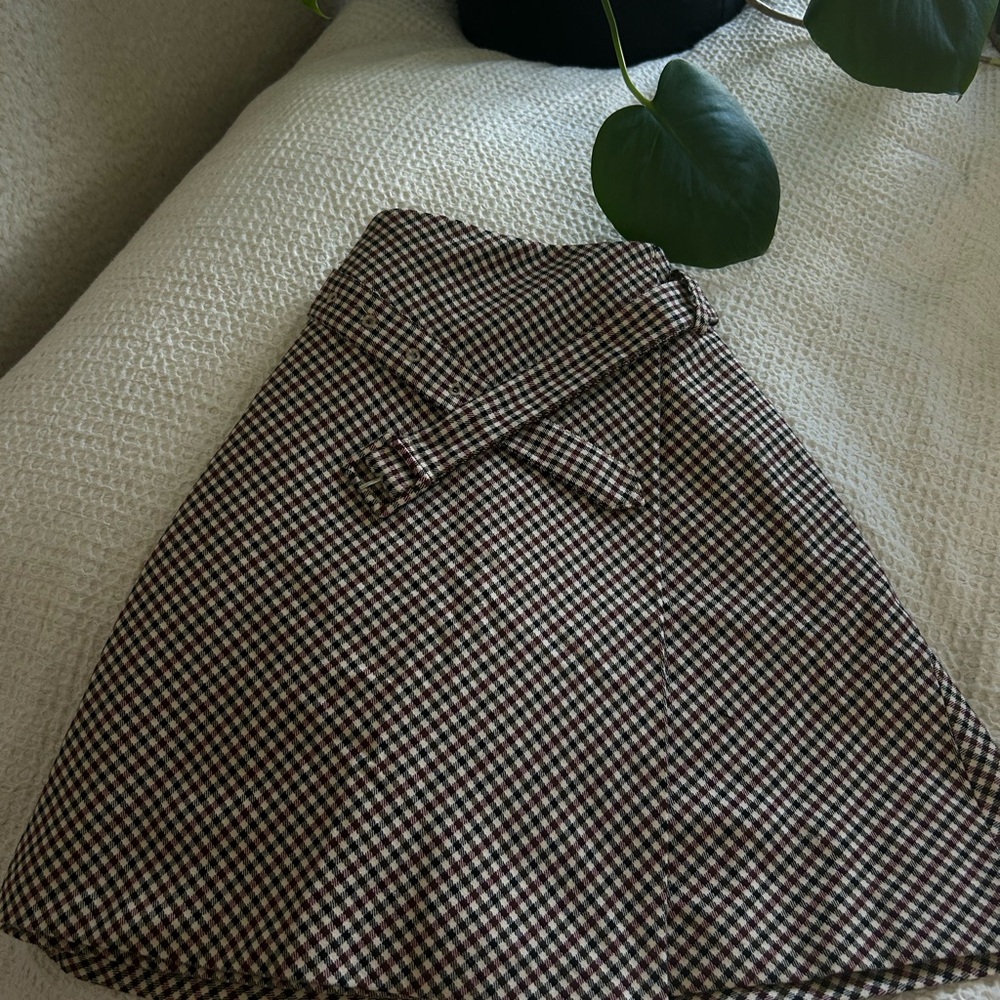 Mini skirt, wrap style, thick and heavy, buckle to fit.